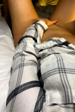 I Woke Up Way To Early And I’m Soaking Wet. I’m Gonna Rub My Pussy And Send Nudes To Everyone Who Asks [f]